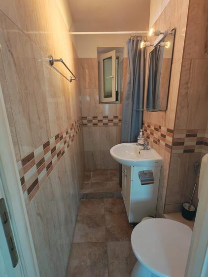 Apartament cu 3 camere semidecomandat, mobilat în Calea Victoriei