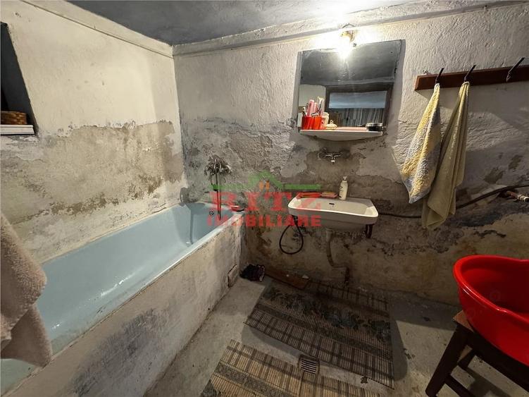 Casă cu 4 camere cu Teren 2437 Mp în Osica de Sus