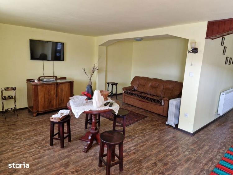 Casă cu 10 camere cu Teren 95000 Mp în Central