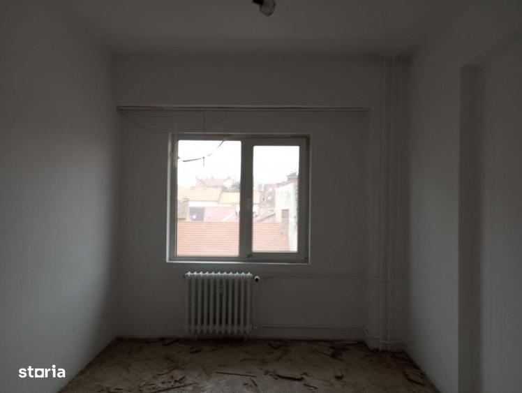 Apartament cu 4 camere decomandat în Central
