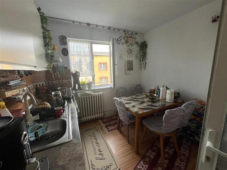Apartament cu 3 camere decomandat, mobilat în Vest