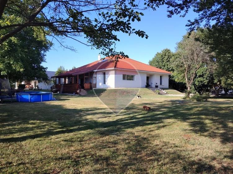Casă individuală cu 5 camere cu Teren 2055 Mp în Central