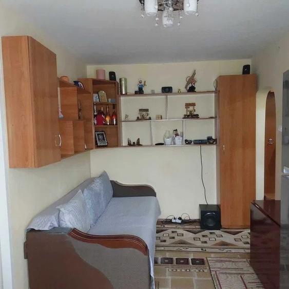 Apartament cu 3 camere semidecomandat, mobilat în Tătărași