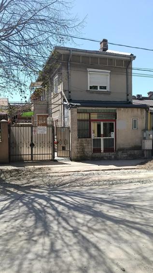Casă cu 6 camere cu Canalizare în Central