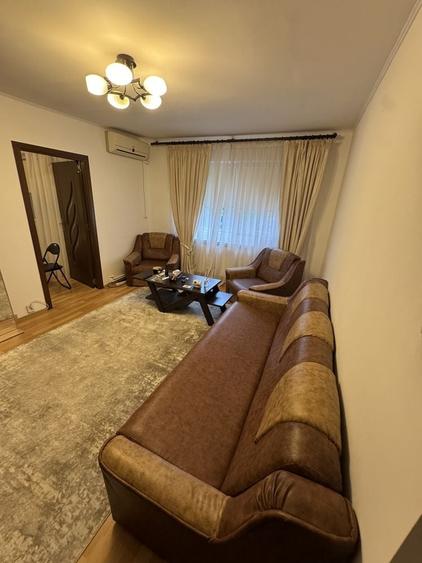 Apartament cu 3 camere semidecomandat în Sud