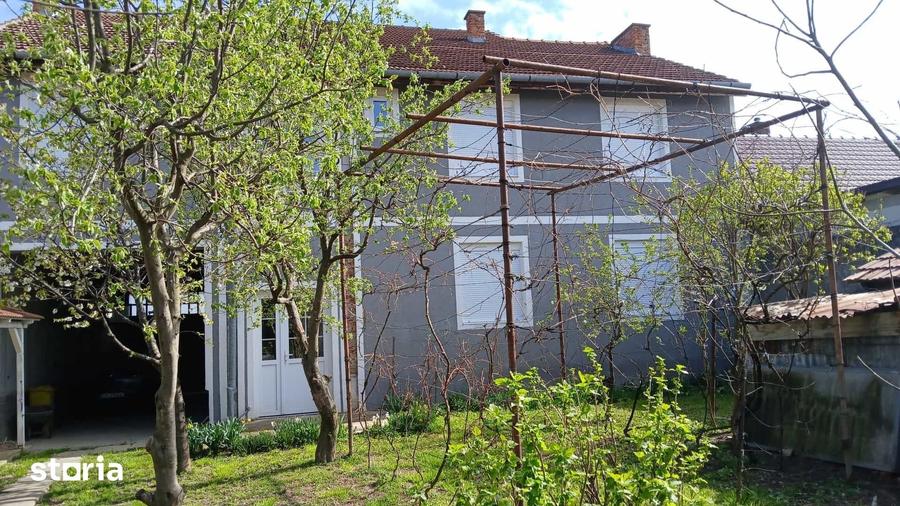 Casă cu 8 camere cu Teren 450 Mp în Central
