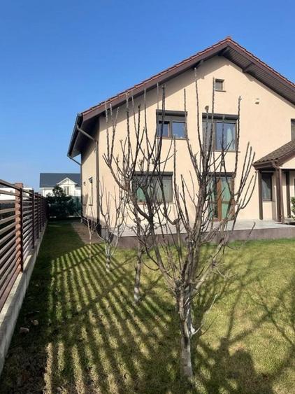 Casă individuală cu 5 camere cu Canalizare în Central