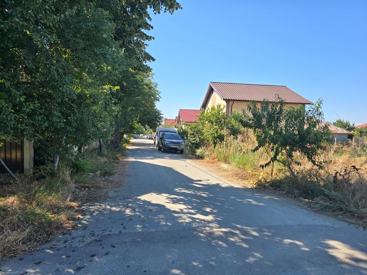 Teren Construcții intravilan de 600 mp, în Lazu