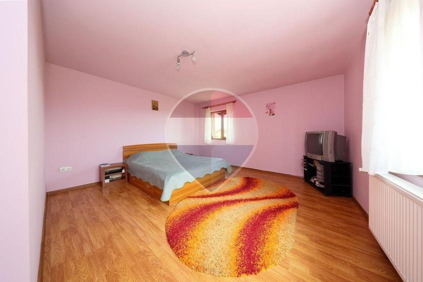 Casă individuală cu 4 camere cu Teren 2389 Mp în Sânpetru
