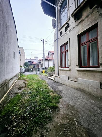 Apartament cu 4 camere semidecomandat în Central