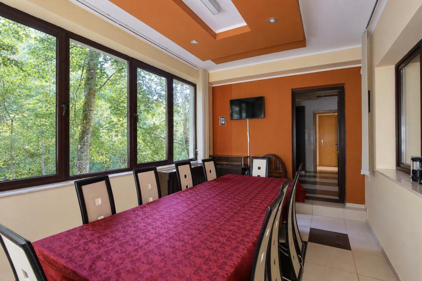 Casă individuală cu 7 camere cu Canalizare în Cioplea