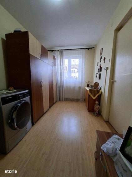 Apartament cu 3 camere semidecomandat în Cristian