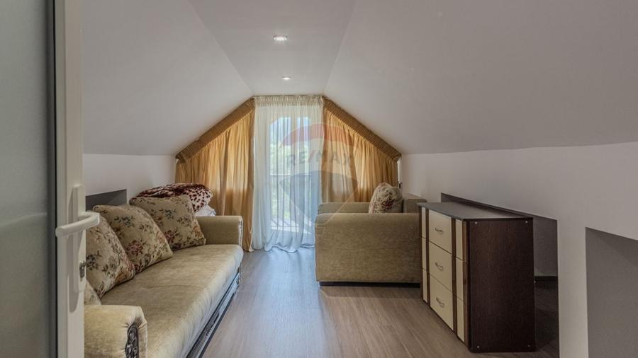 Casă cu 10 camere cu Teren 1074 Mp în Moieciu de Jos