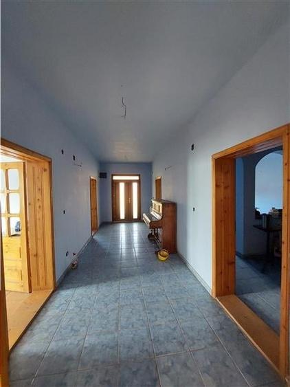 Casă individuală cu 18 camere cu Canalizare în Poltur