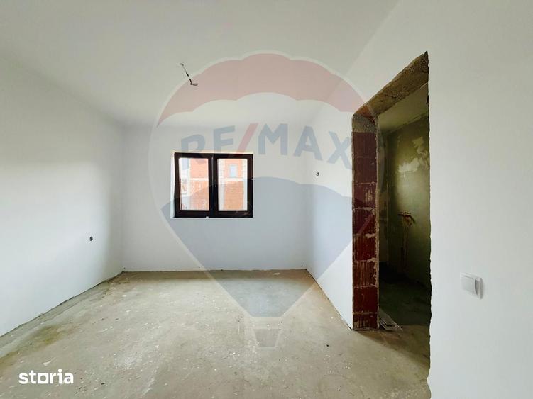 Casă cu 4 camere cu Teren 300 Mp în Betfia