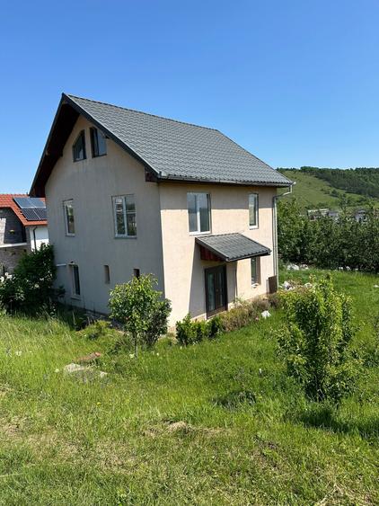 Casă individuală cu 4 camere cu Canalizare în Câmpenești
