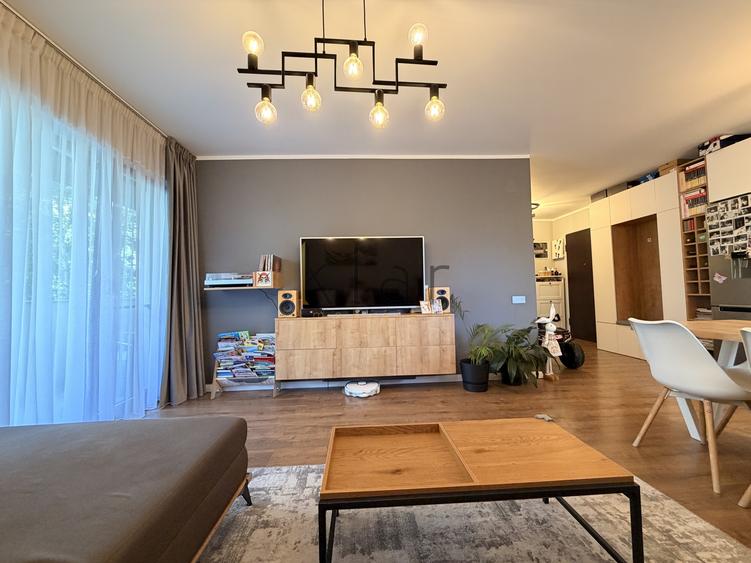 Apartament cu 3 camere semidecomandat, mobilat în Europa