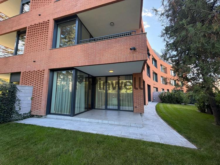 Apartament cu 3 camere semidecomandat, mobilat în Central