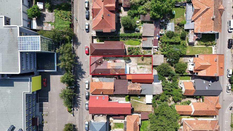 Casă individuală cu 7 camere cu Teren 319 Mp în Centrul Civic
