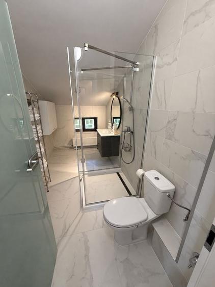 Casă individuală cu 9 camere cu Canalizare în Central
