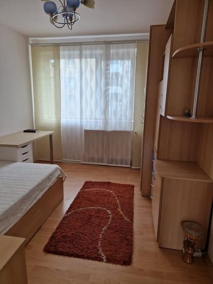 Apartament cu 3 camere semidecomandat în 1 Mai