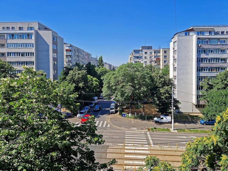 Apartament cu 3 camere semidecomandat în Giulești