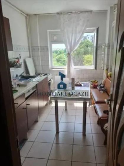 Apartament cu 4 camere semidecomandat în Berceni
