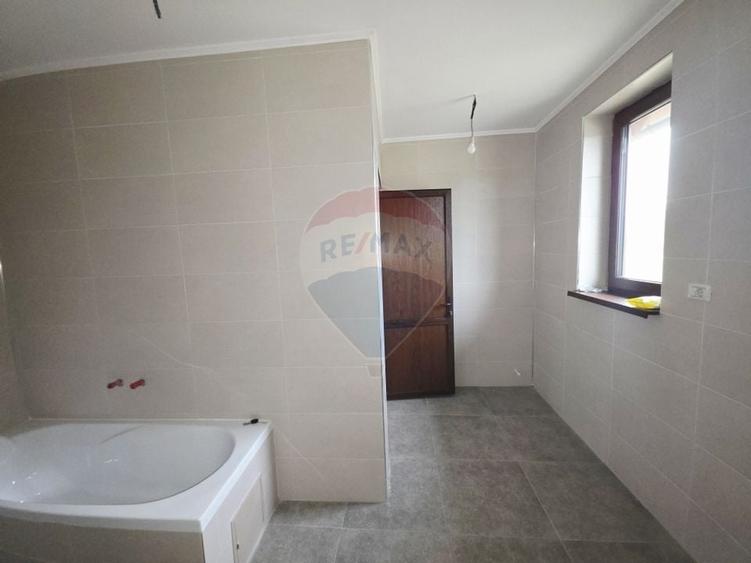Casă individuală cu 4 camere cu Teren 6110 Mp în Girov