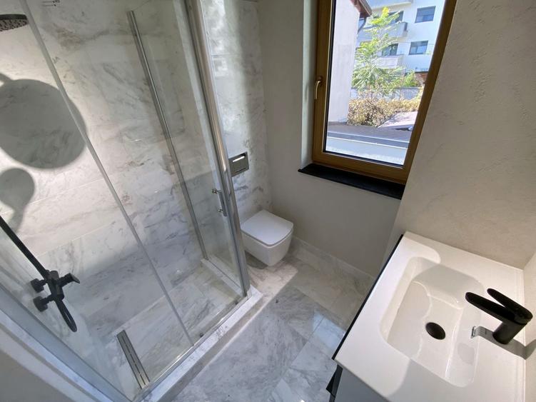 Apartament cu 3 camere semidecomandat în Domenii