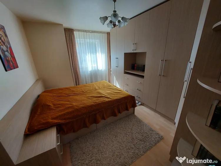 Apartament cu 3 camere semidecomandat în Florești