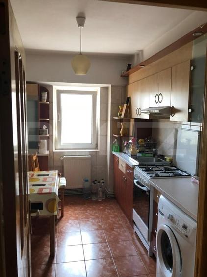 Apartament cu 4 camere decomandat, mobilat în Nicolina