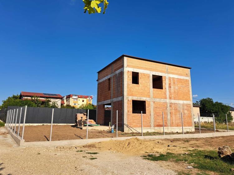 Casă cu 4 camere în Dobroești