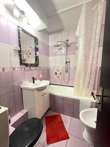 Apartament cu 3 camere semidecomandat, mobilat în Podu Roș