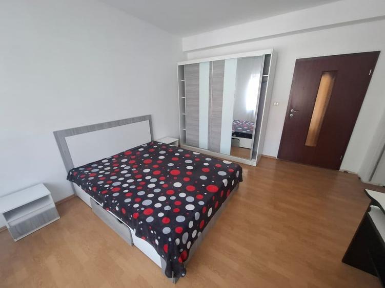 Apartament cu 3 camere semidecomandat în Vest
