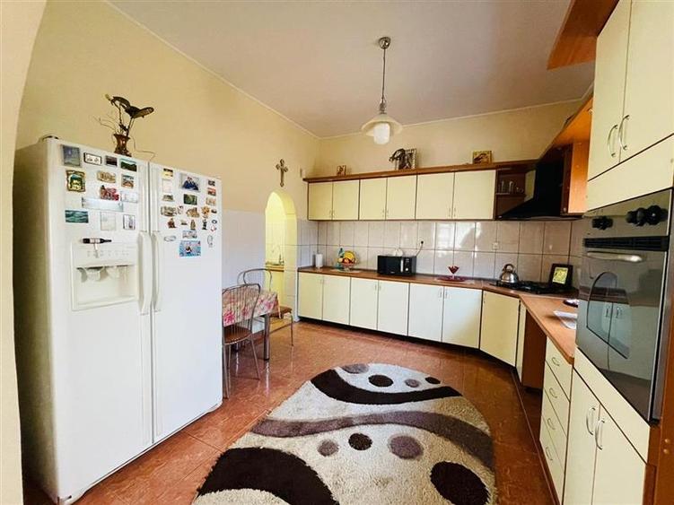 Casă individuală cu 8 camere cu Canalizare în Agigea