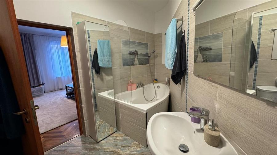 Penthouse cu 4 camere circular, mobilat în Schei
