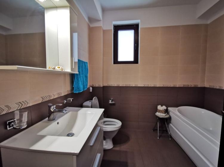 Casă individuală cu 6 camere cu Canalizare în Pipera