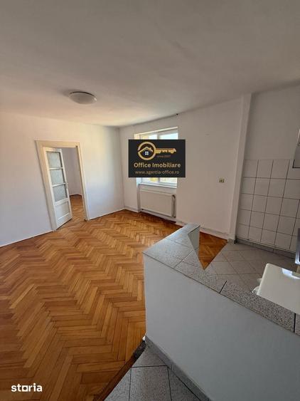 Apartament cu 3 camere semidecomandat în Orașul Vechi