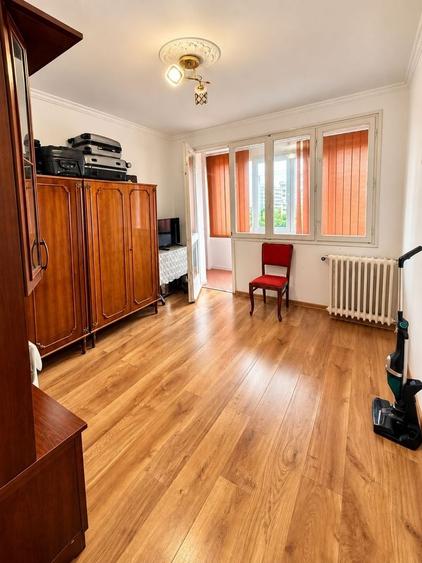 Apartament cu 3 camere semidecomandat în Bucur Obor