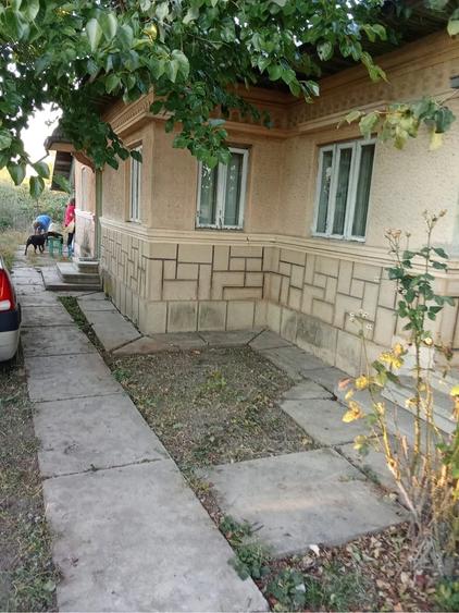 Casă cu 4 camere cu Teren 1400 Mp în Varnița