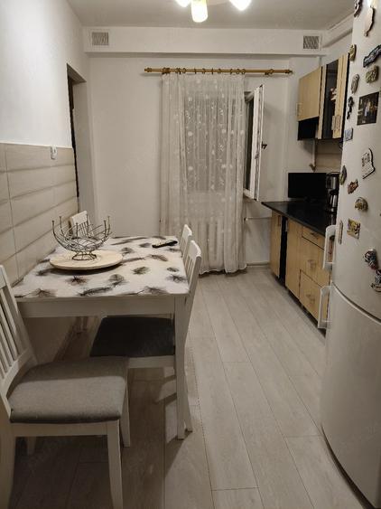 Apartament cu 3 camere semidecomandat în Lipovei