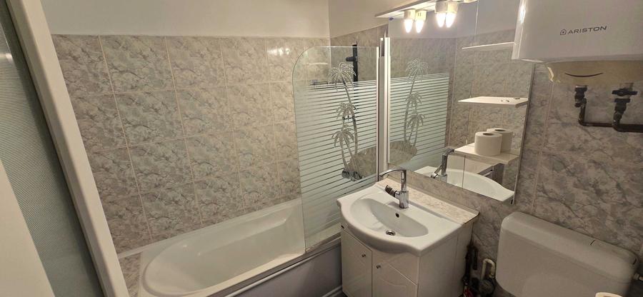 Apartament cu 3 camere semidecomandat în Obor
