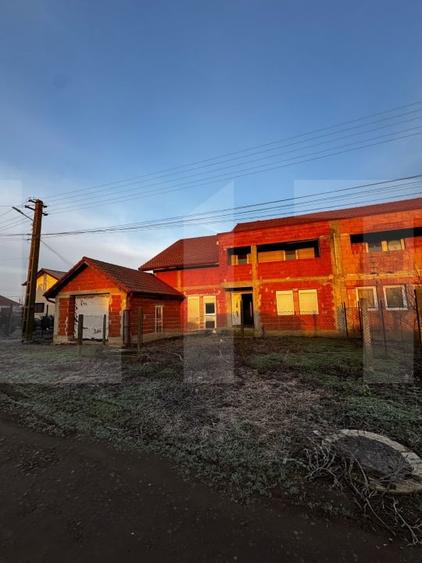 Duplex cu 4 camere cu Garaj în Peciu Nou