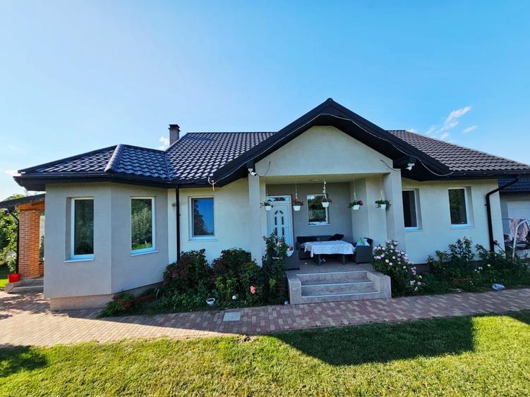 Casă cu 4 camere în Săucești