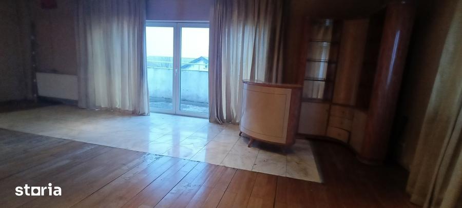 Casă cu 7 camere cu Teren 400 Mp în Dobroești