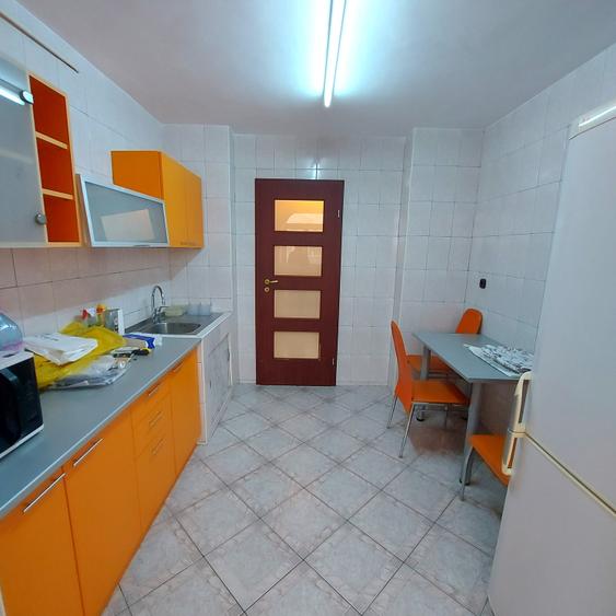 Apartament cu 3 camere semidecomandat în Dristor