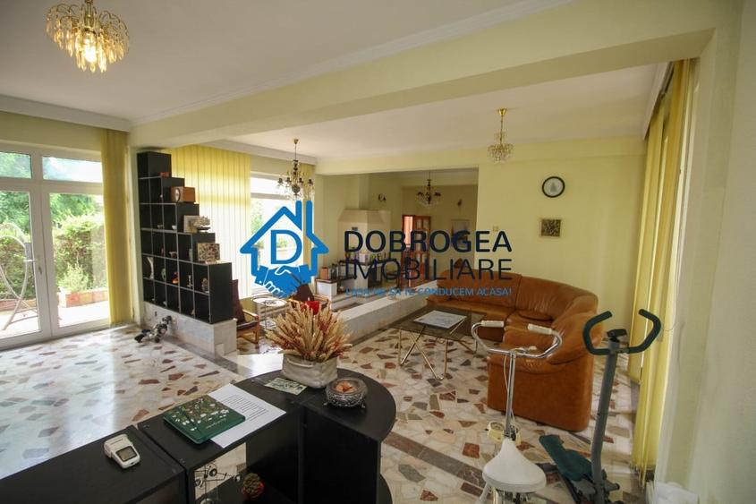 Casă individuală cu 8 camere cu Canalizare în Central