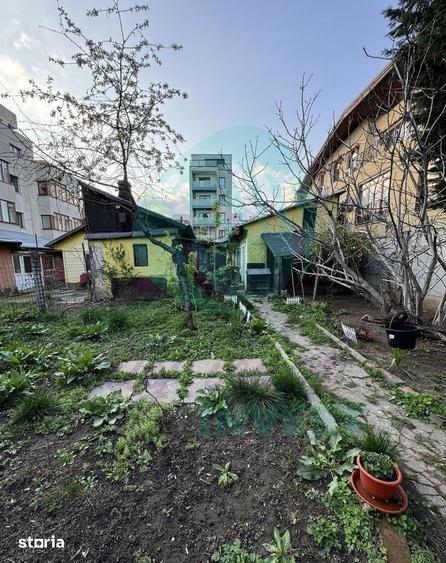Casă cu 6 camere cu Teren 344 Mp în Văcăresti