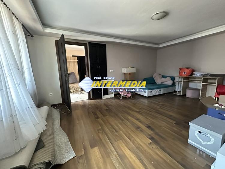 Casă individuală cu 7 camere cu Canalizare în Cetate