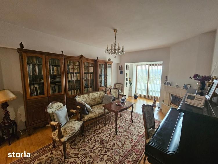 Apartament cu 4 camere decomandat în Hala Centrală